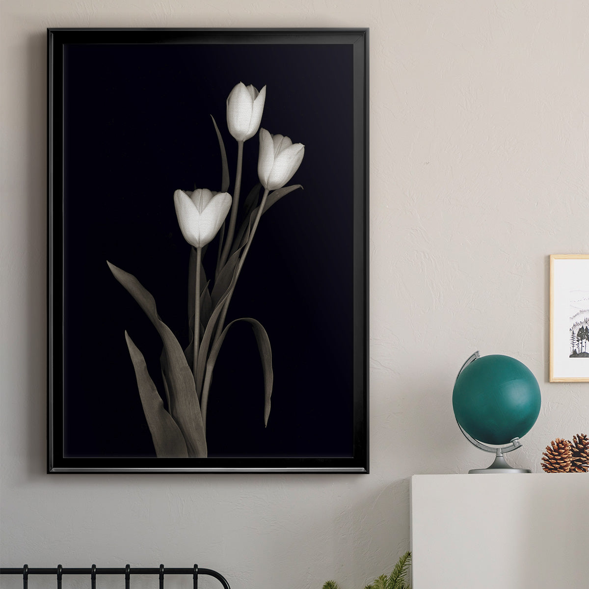 Tulip Pose I - Modern Framed Canvas Print