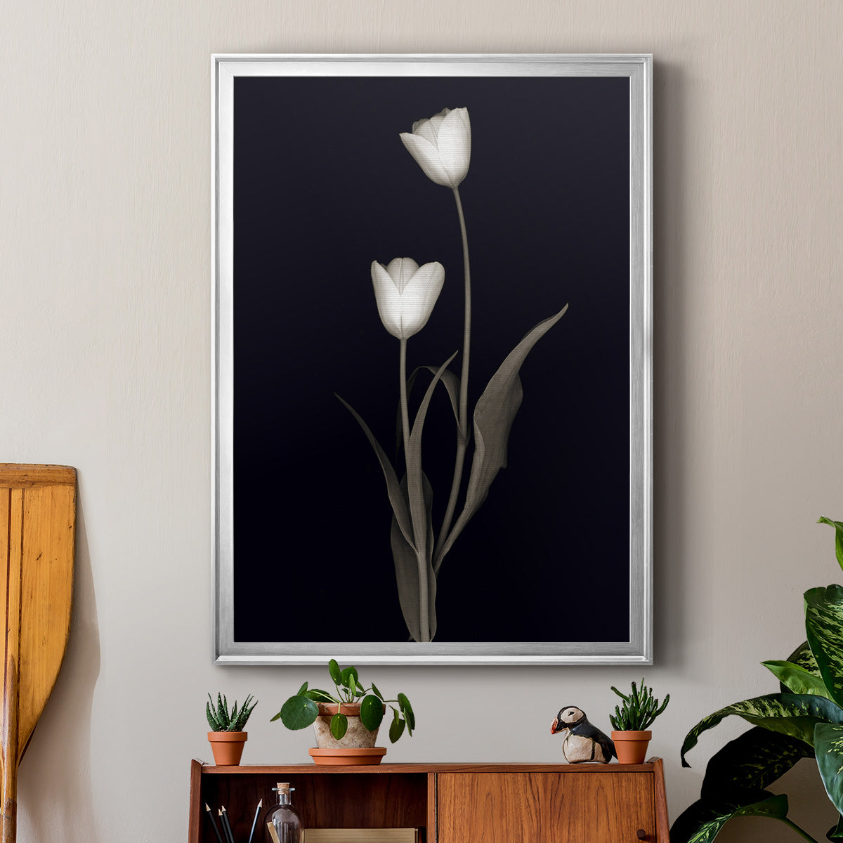 Tulip Pose II - Modern Framed Canvas Print