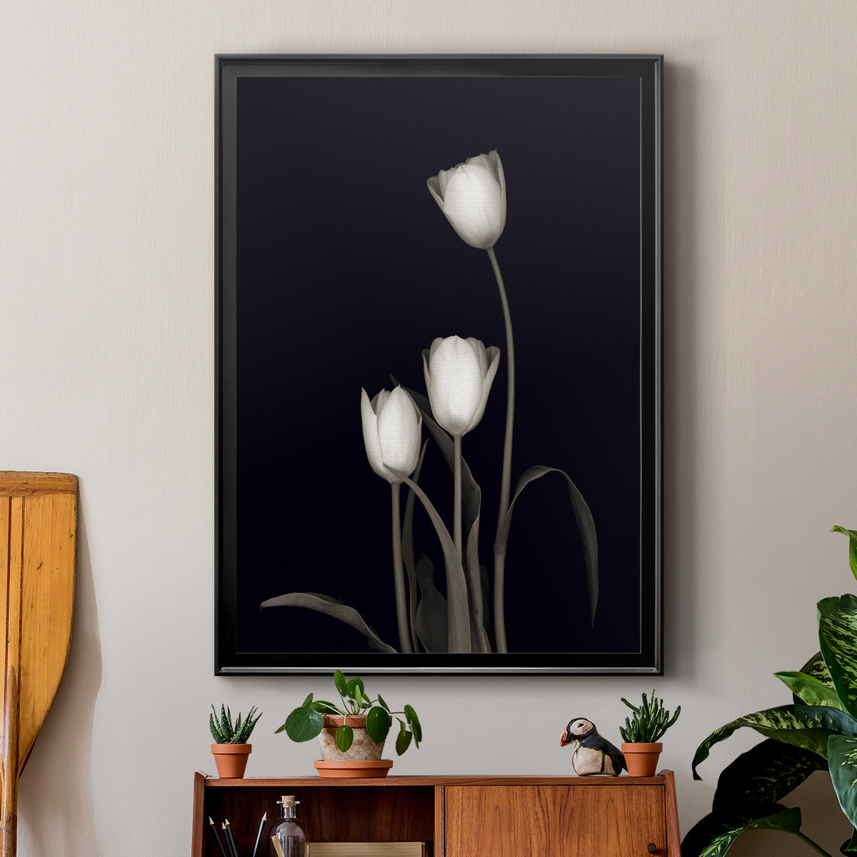 Tulip Pose III - Modern Framed Canvas Print