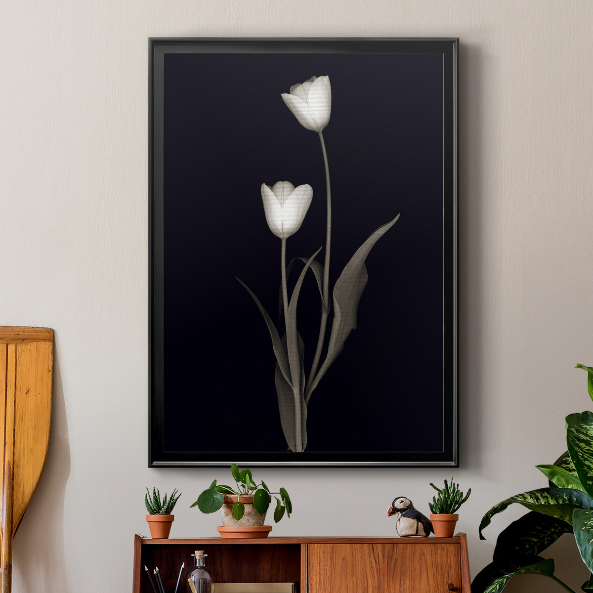 Tulip Pose II - Modern Framed Canvas Print
