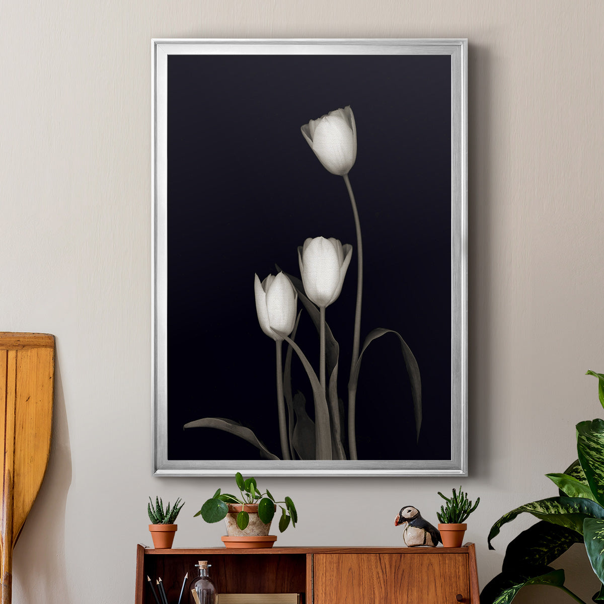 Tulip Pose III - Modern Framed Canvas Print