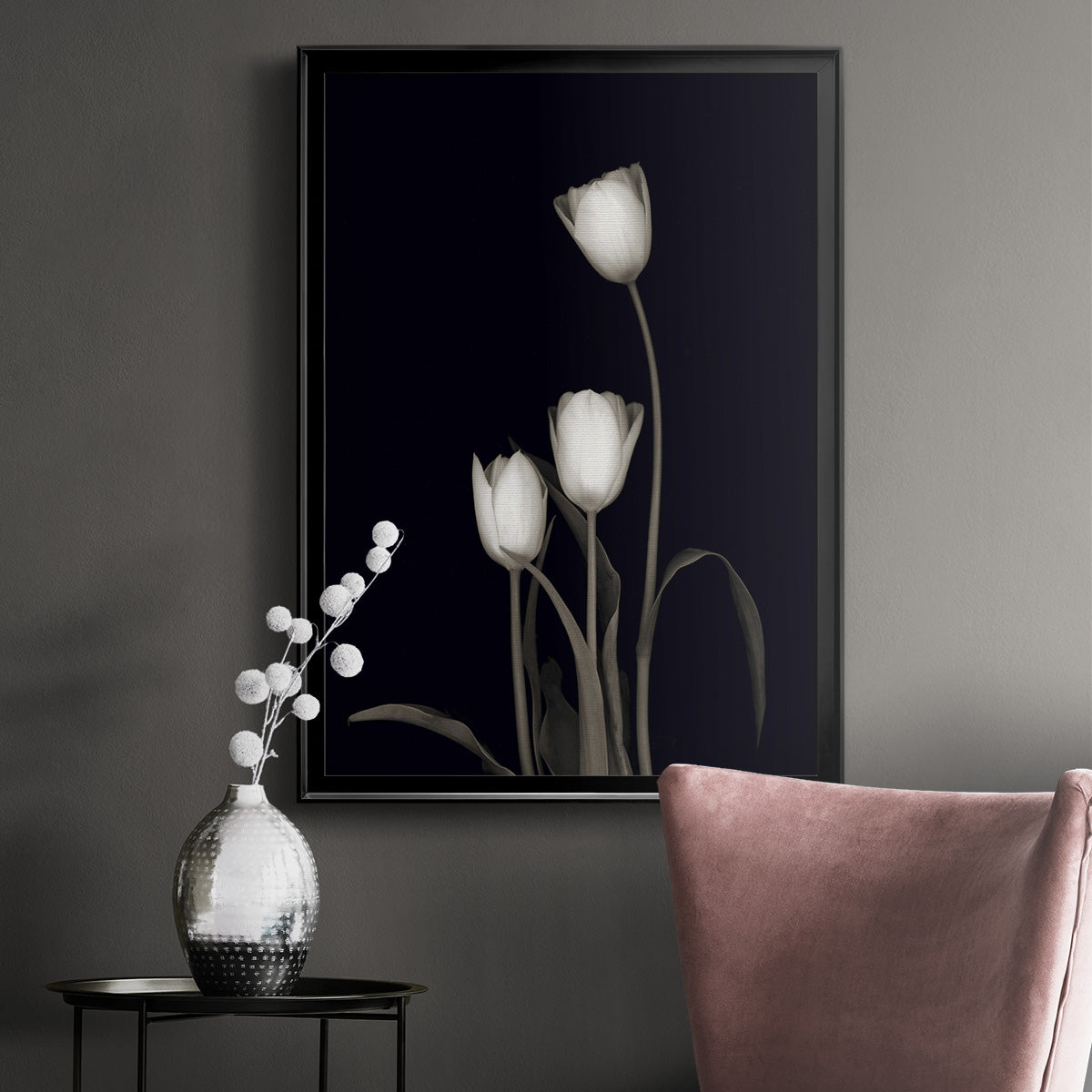 Tulip Pose III - Modern Framed Canvas Print