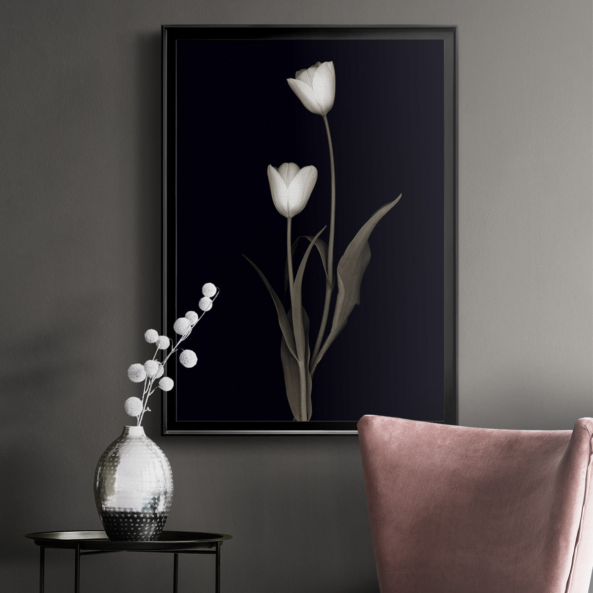 Tulip Pose II - Modern Framed Canvas Print