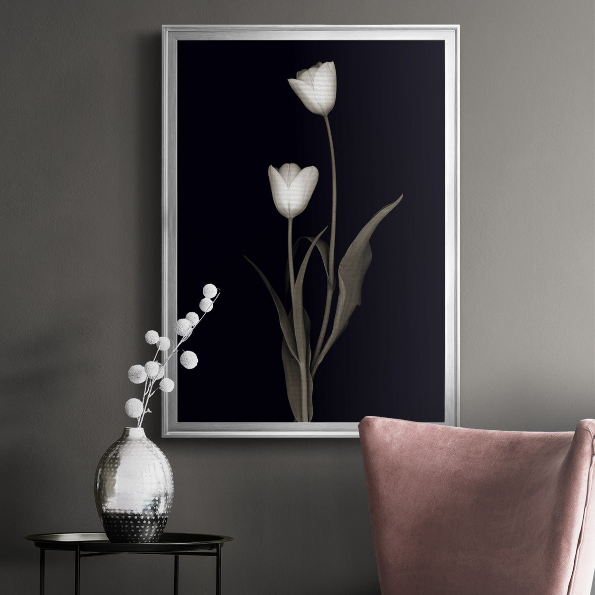 Tulip Pose II - Modern Framed Canvas Print