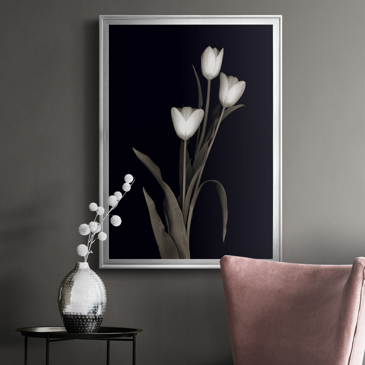 Tulip Pose I - Modern Framed Canvas Print