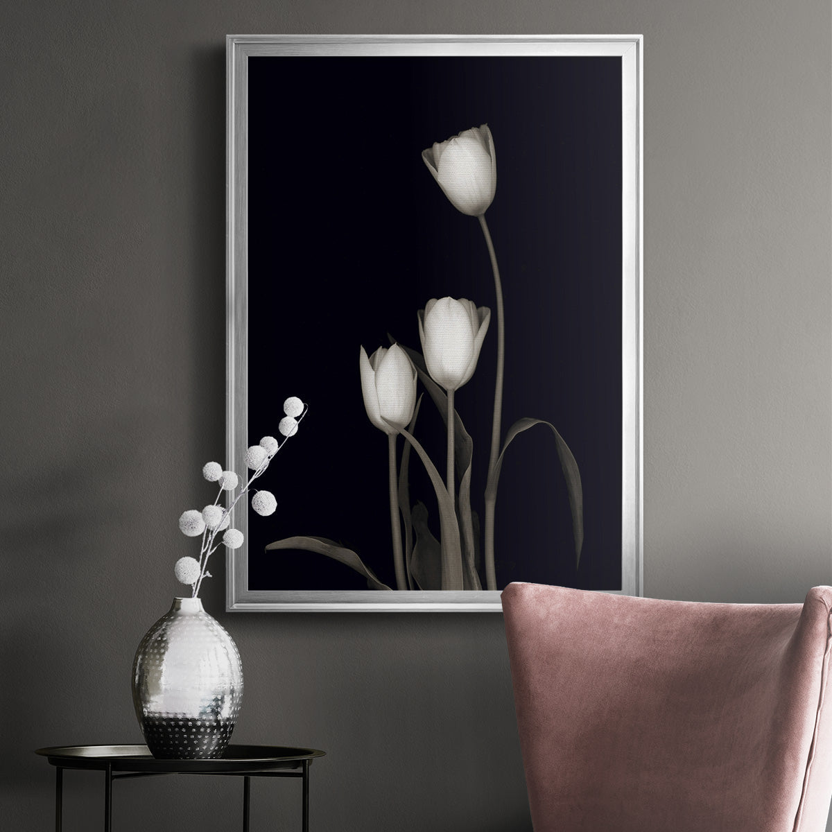 Tulip Pose III - Modern Framed Canvas Print