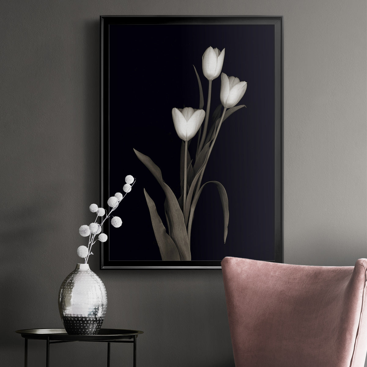 Tulip Pose I - Modern Framed Canvas Print